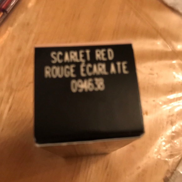 Mary Kay Gel Semi-Shine Lipstick Scarlet Red - Picture 16 of 16